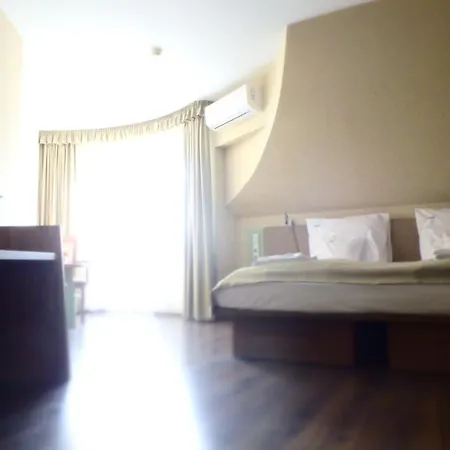 Admiral Felnottbarat Szallashely بيت ضيافة