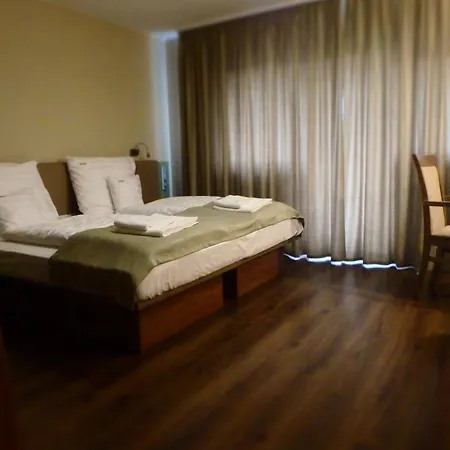 Admiral Felnottbarat Szallashely بيت ضيافة Kehidakustány