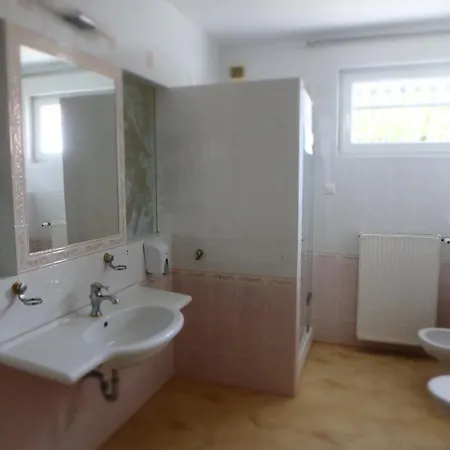 Admiral Felnottbarat Szallashely 4*