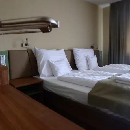 Admiral Felnottbarat Szallashely Guest house