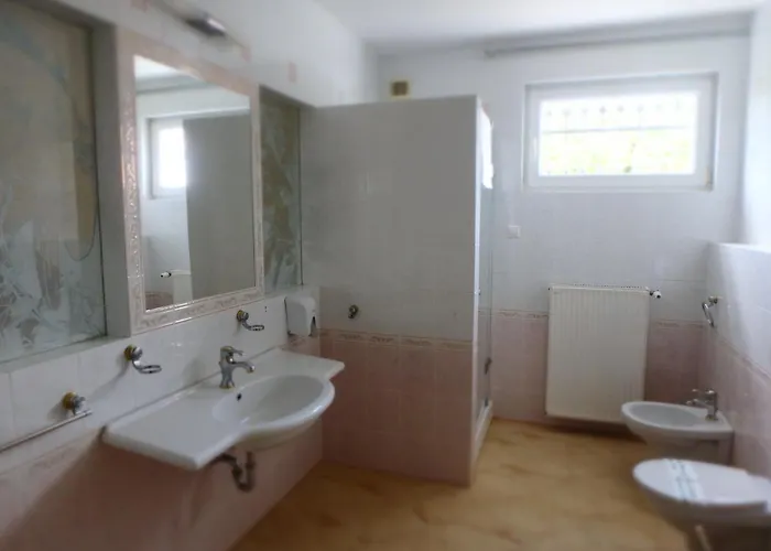 Admiral Felnottbarat Szallashely 4*