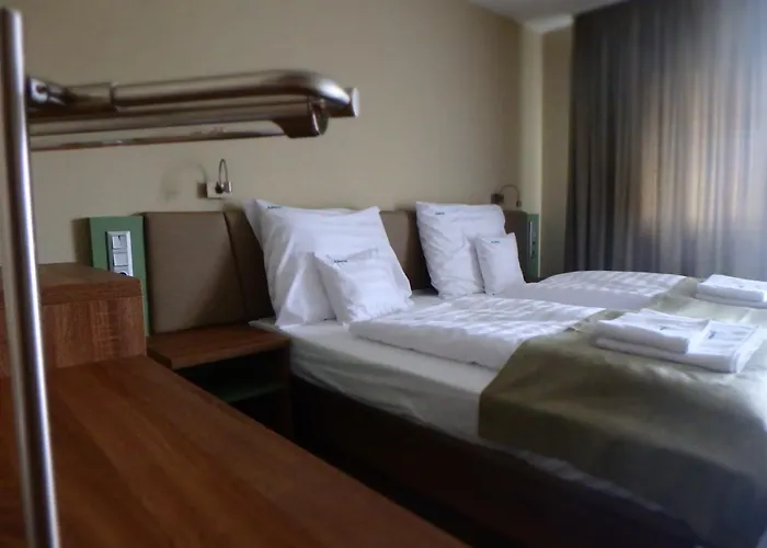 Admiral Felnottbarat Szallashely בית הארחה