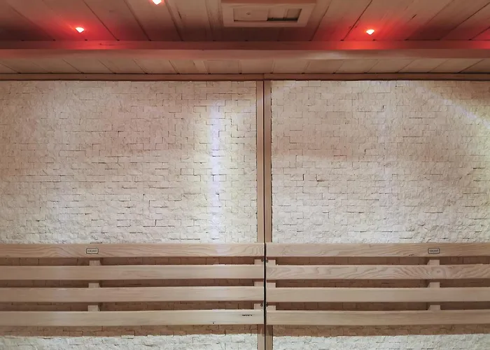 Admiral Felnottbarat Szallashely בית הארחה 4*